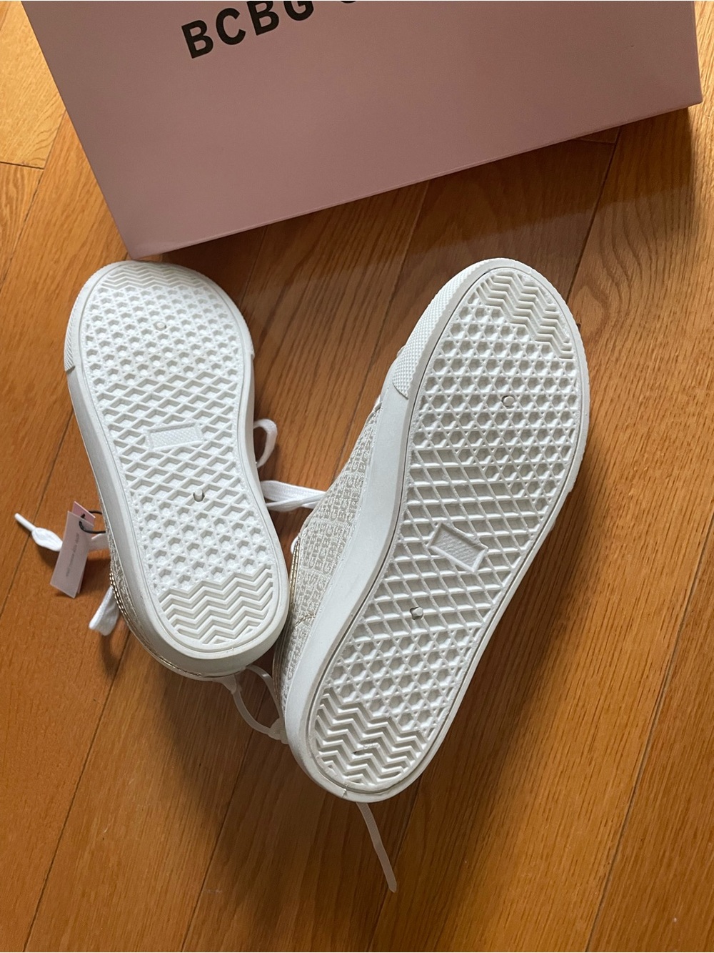 Nwt BCBG Kids' White and goldFashion Sneakers size 1M - Picture 5 of 7